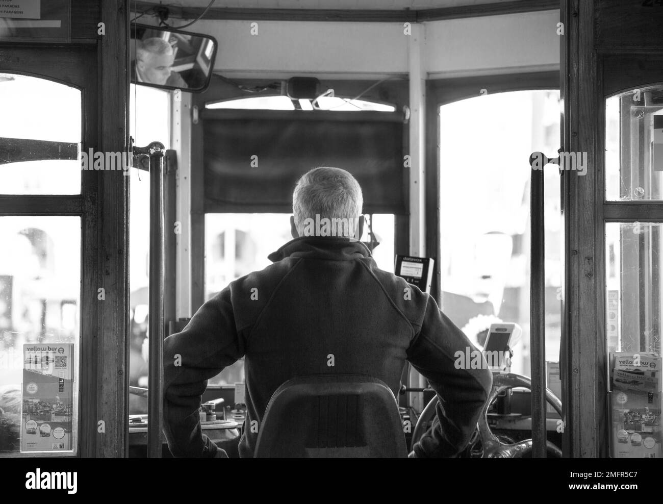 Lissabon historischer gelber Busfahrer Stockfoto