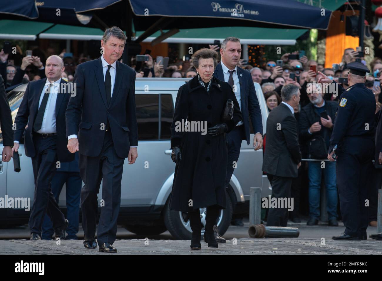 Athen, Griechenland. 16. Januar 2023 Prinzessin Anne, Prinzessin Royal und Timothy Laurence kommen zur Beerdigung des ehemaligen Königs Konstantin II. Von Griechenland an der Kathedrale von Athen an. Kredit: Nicolas Koutsokostas/Alamy Stock Photo. Stockfoto