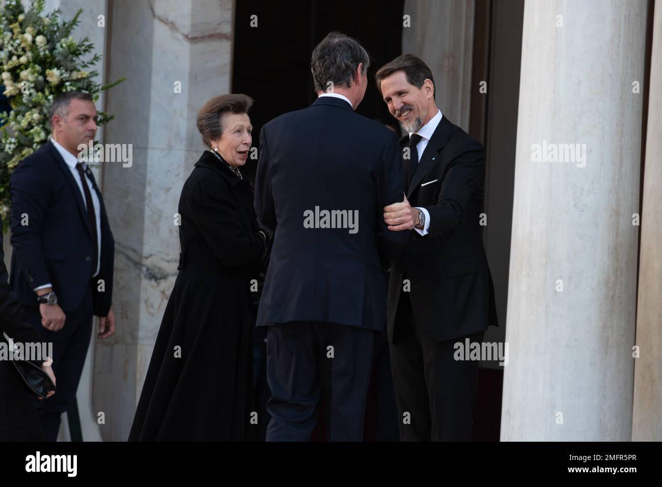 Athen, Griechenland. 16. Januar 2023 Kronprinz Pavlos begrüßt Timothy Laurence und Prinzessin Anne die Prinzessin Royal bei der Beerdigung des ehemaligen Königs Konstantin II. Von Griechenland in der Kathedrale von Athen. Kredit: Nicolas Koutsokostas/Alamy Stock Photo. Stockfoto