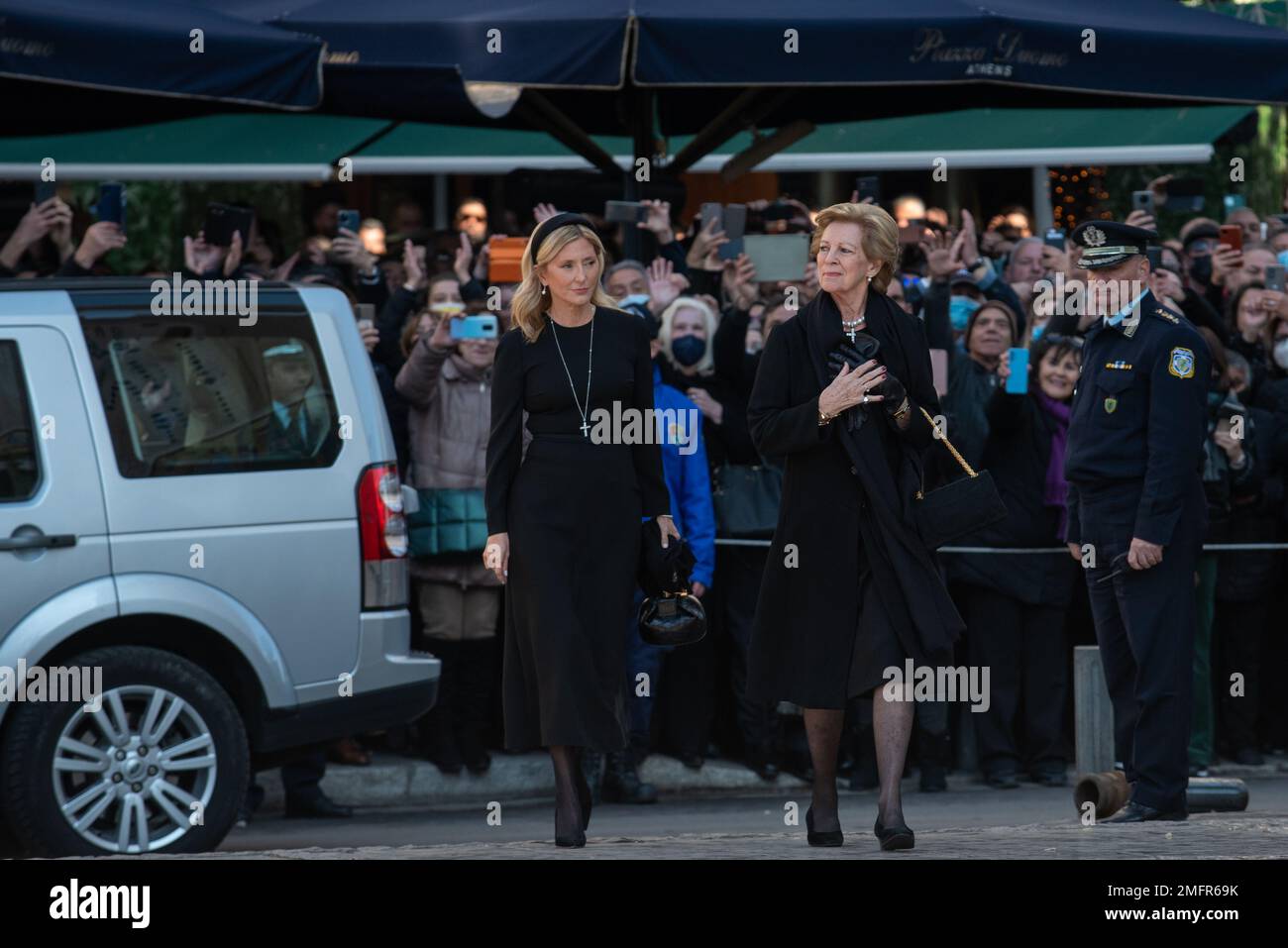 Athen, Griechenland. 16. Januar 2023 Kronprinzessin Marie-Chantal und Königin Anne-Marie kommen zur Beerdigung des ehemaligen Königs Konstantin II. Von Griechenland in der Kathedrale von Athen. Kredit: Nicolas Koutsokostas/Alamy Stock Photo. Stockfoto