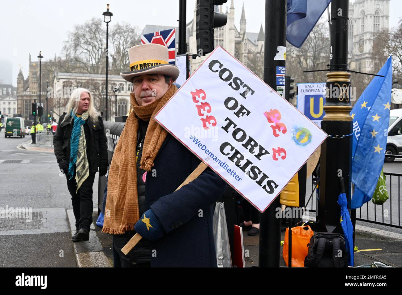 London, Großbritannien. Demonstranten gegen Brexit und Anti-Tory versammelten sich am Parlamentsplatz an dem Tag, als Premierminister Rishi Sunak gezwungen wurde, die Finanzpraktiken des konservativen Vorsitzenden Nadim Zahawi zu verteidigen. Kredit: michael melia/Alamy Live News Stockfoto