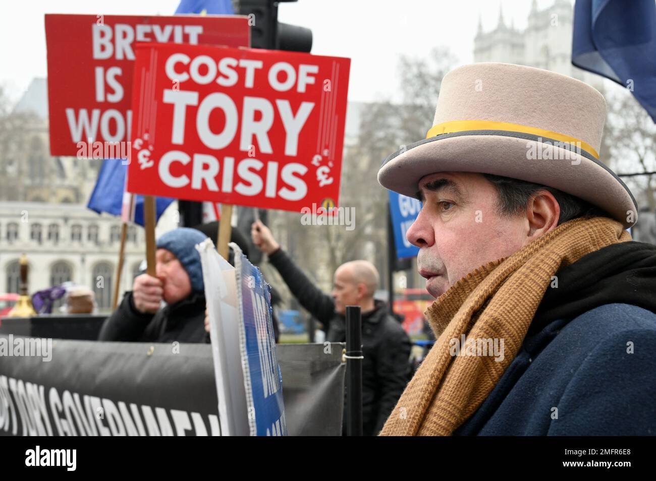 London, Großbritannien. Steve Bray. Demonstranten gegen Brexit und Anti-Tory versammelten sich am Parlamentsplatz an dem Tag, als Premierminister Rishi Sunak gezwungen wurde, die Finanzpraktiken des konservativen Vorsitzenden Nadim Zahawi zu verteidigen. Kredit: michael melia/Alamy Live News Stockfoto