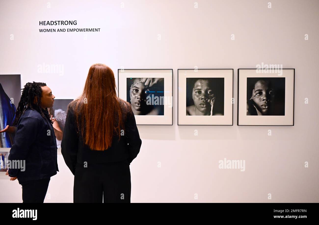 Das Centre for British Photography baut auf der weltberühmten Hyman Collection der britischen Fotografie und der Arbeit der Hyman Foundation auf. Die Ausstellungen stellen die vielfältige Landschaft der britischen Fotografie von heute sowie einen historischen Überblick dar. Das Centre zeigt Fotos von 1900 bis zur Gegenwart der vielfältigen Landschaft Der britischen Fotografie heute sowie eines historischen Überblicks .James und Claire Hyman begannen 1996 mit der Sammlung von Fotografien für die Hyman Collection , und die Sammlung besteht heute aus über 3000 bedeutenden Kunstwerken von über 100 Künstlern . Stockfoto