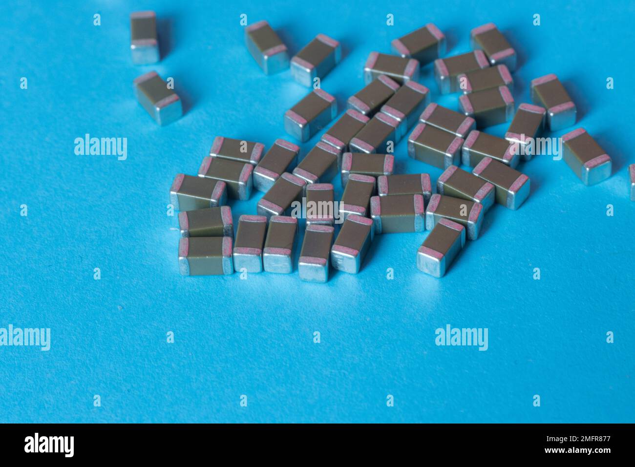 smd-Keramikkondensatoren, auf einem blauen Tisch, elektronische Bauteile Stockfoto