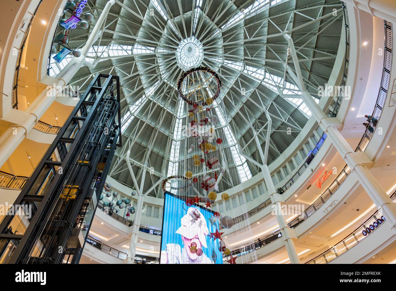 Kuala Lumpur, Malaysia - Dezember 2022: Suria KLCC Mall. Berühmte Einkaufsmöglichkeiten in Petronas Twin Towers, Kuala Lumpur, Malaysia. Stockfoto