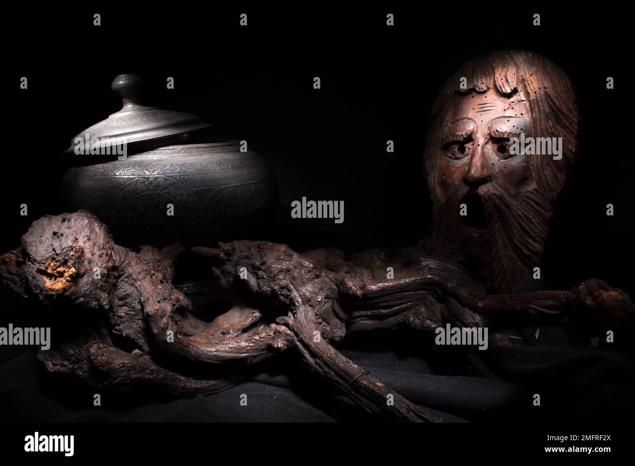 Künstlerische Zusammensetzung von Artefakten in einem Lichtbild Stockfoto