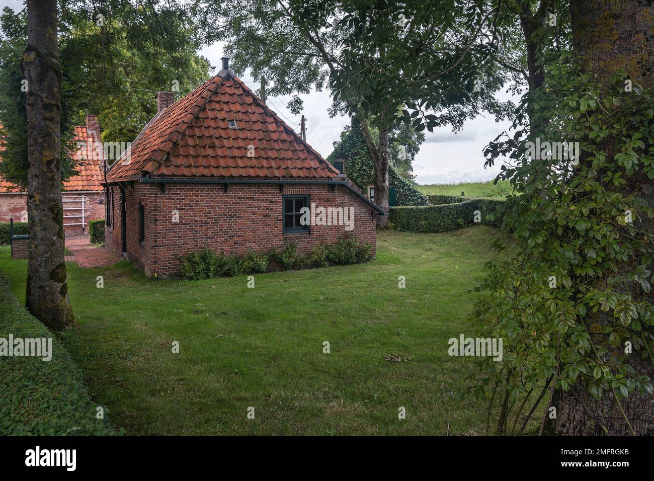 Enkhuizen, Niederlande - August 18,2021: Ein kleines Fischerhäuschen im Zuiderzee-Museum von Enkhuizen. Stockfoto