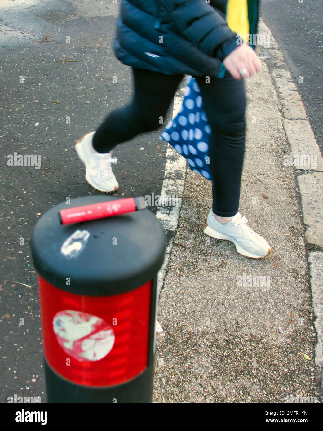 Glasgow, Schottland, Vereinigtes Königreich 25. Januar 2023. Das Problem mit den Wegwerfdämpfen in den Nachrichten, die an Teenager verkauft wurden und überall herumliegen und nicht richtig entsorgt wurden. Credit Gerard Ferry/Alamy Live News Stockfoto