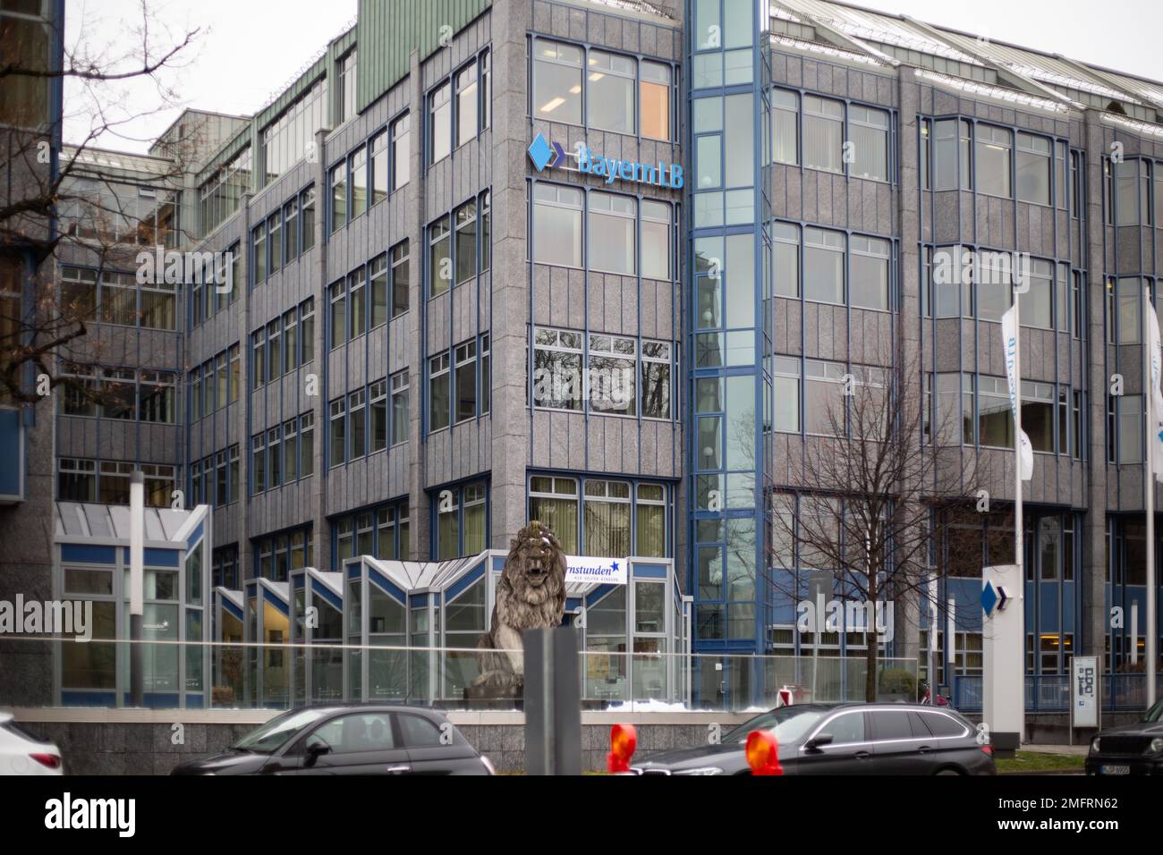 Zentrale der Bayerischen Landesbank. Kalte Temperaturen und feuchtes Wetter am 25.1.2023 in München. Vormittags sind wenig los. - Hauptsitz der BayernLB. Kalte Temperaturen und feuchtes Wetter am 25. Januar 2023 in München. (Foto: Alexander Pohl/Sipa USA) Stockfoto