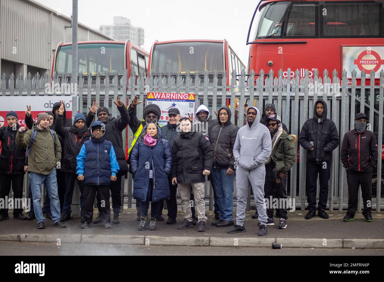 London UK - 25. Januar 2023: Gruppe von Busfahrern schlägt vor dem Abellio London Battersea Bus Depot ein und fordert eine Gehaltserhöhung. Kredit: Sinai Noor/Alamy Live News Stockfoto
