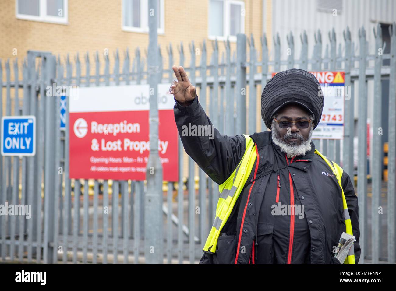 London UK - 25. Januar 2023: Ein Busfahrer, der vor dem Abellio London Battersea Bus Depot zuschlägt und eine Gehaltserhöhung fordert. Kredit: Sinai Noor/Alamy Live News Stockfoto