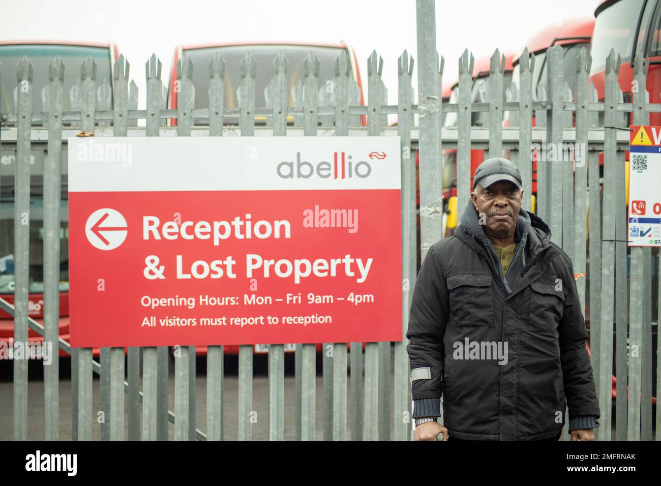 London UK - 25. Januar 2023: Ein Busfahrer, der vor dem Abellio London Battersea Bus Depot zuschlägt und eine Gehaltserhöhung fordert. Kredit: Sinai Noor/Alamy Live News Stockfoto