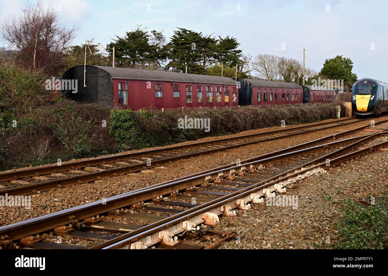 Ein Intercity Express-Zug fährt an Campingbussen in Dawlish Warren, South Devon vorbei. Stockfoto