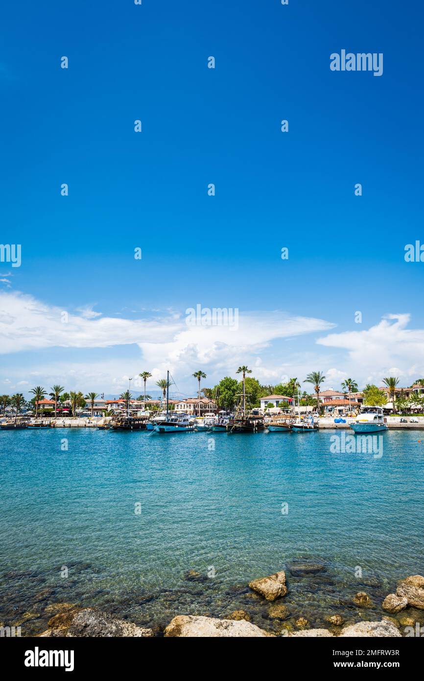 Side, Türkei - Mai 2022: Side, ein beliebter Ferienort in der Nähe von Antalya, Türkei, Landschaft mit Meer und Hafen. Stockfoto
