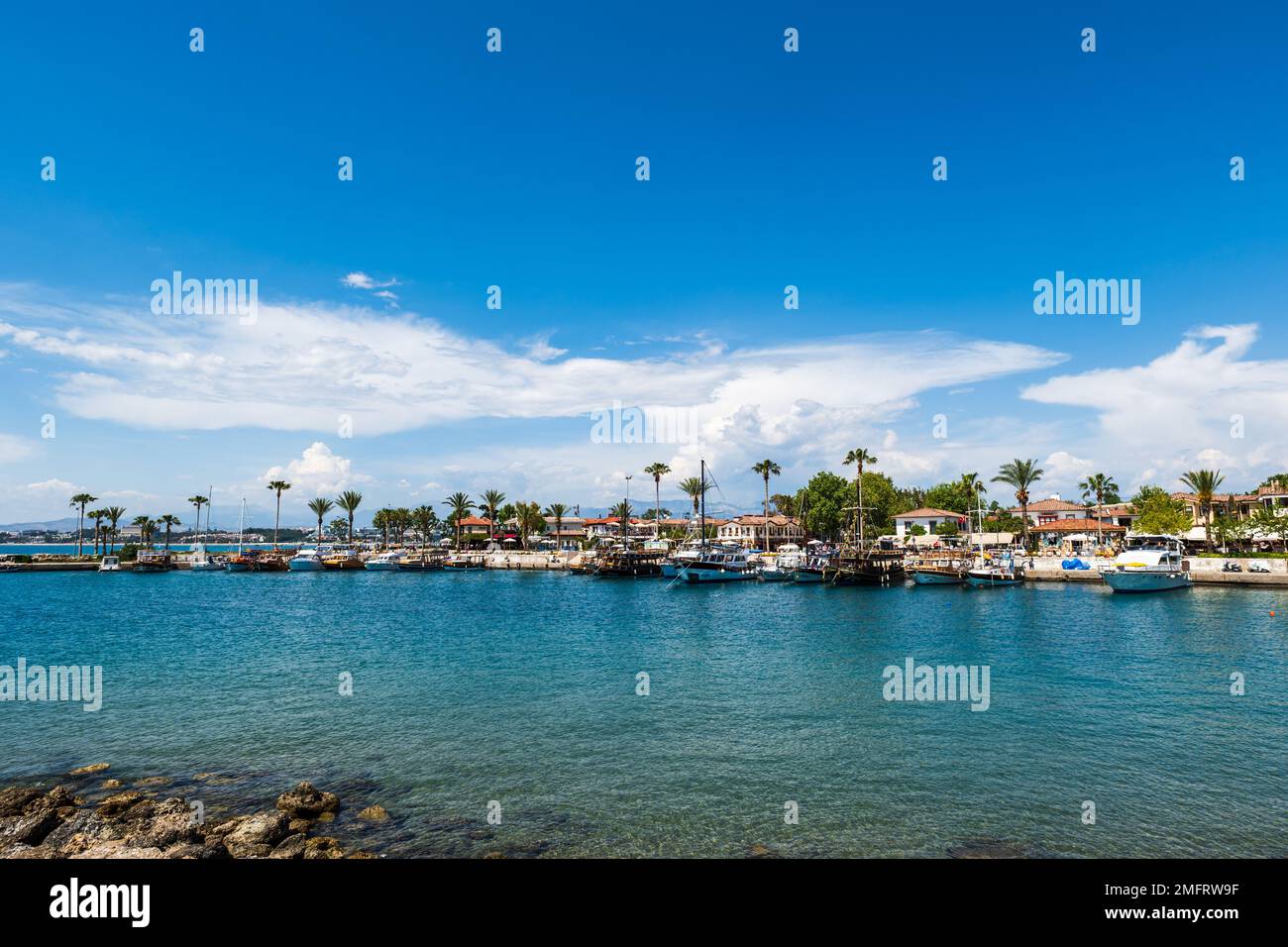 Side, Türkei - Mai 2022: Side, ein beliebter Ferienort in der Nähe von Antalya, Türkei, Landschaft mit Meer und Hafen. Stockfoto