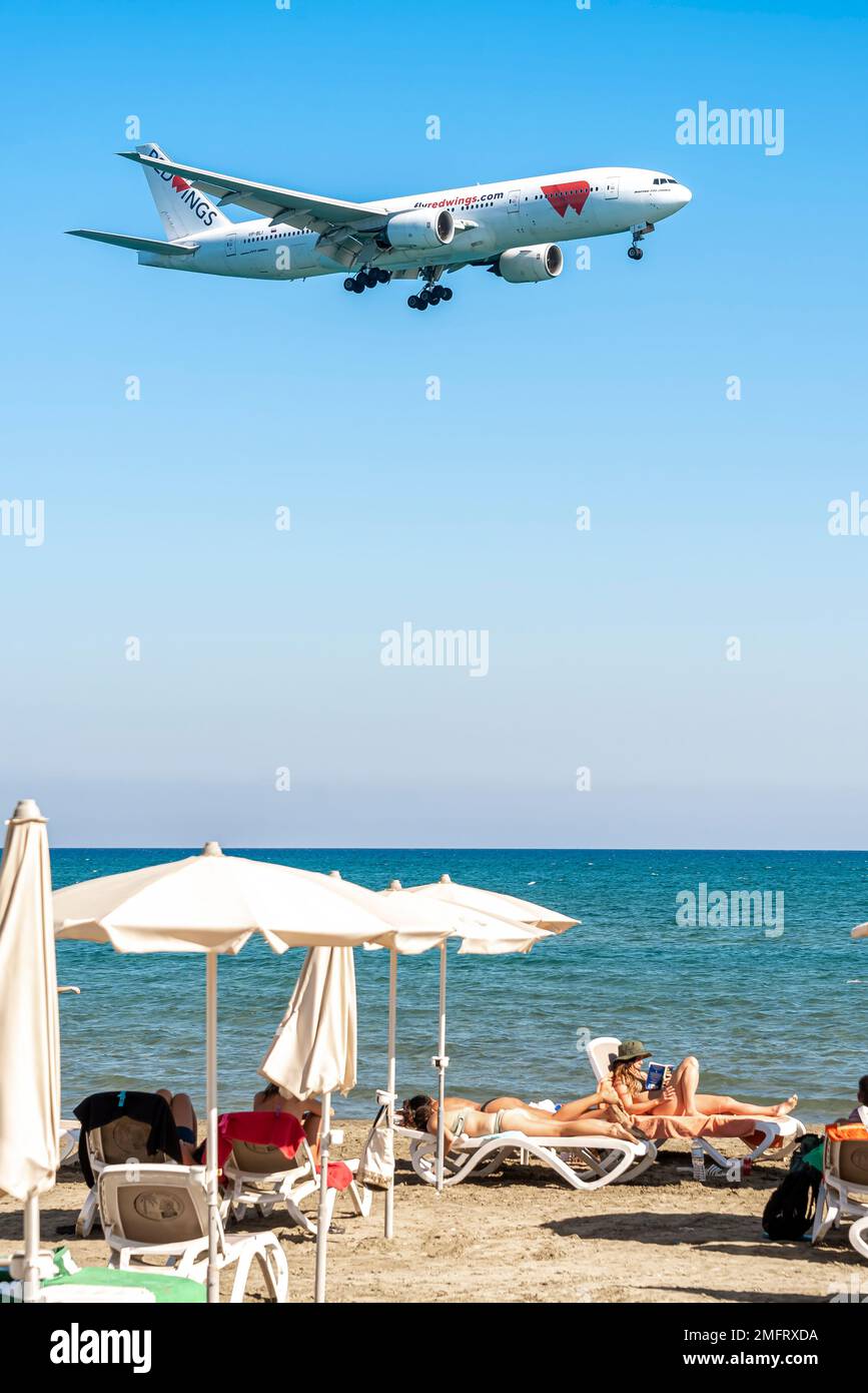 Larnaca, Zypern - 09. September 2022: Mackenzie Beach und Landung Boeing 777-21H von Red Wings Airlines Stockfoto