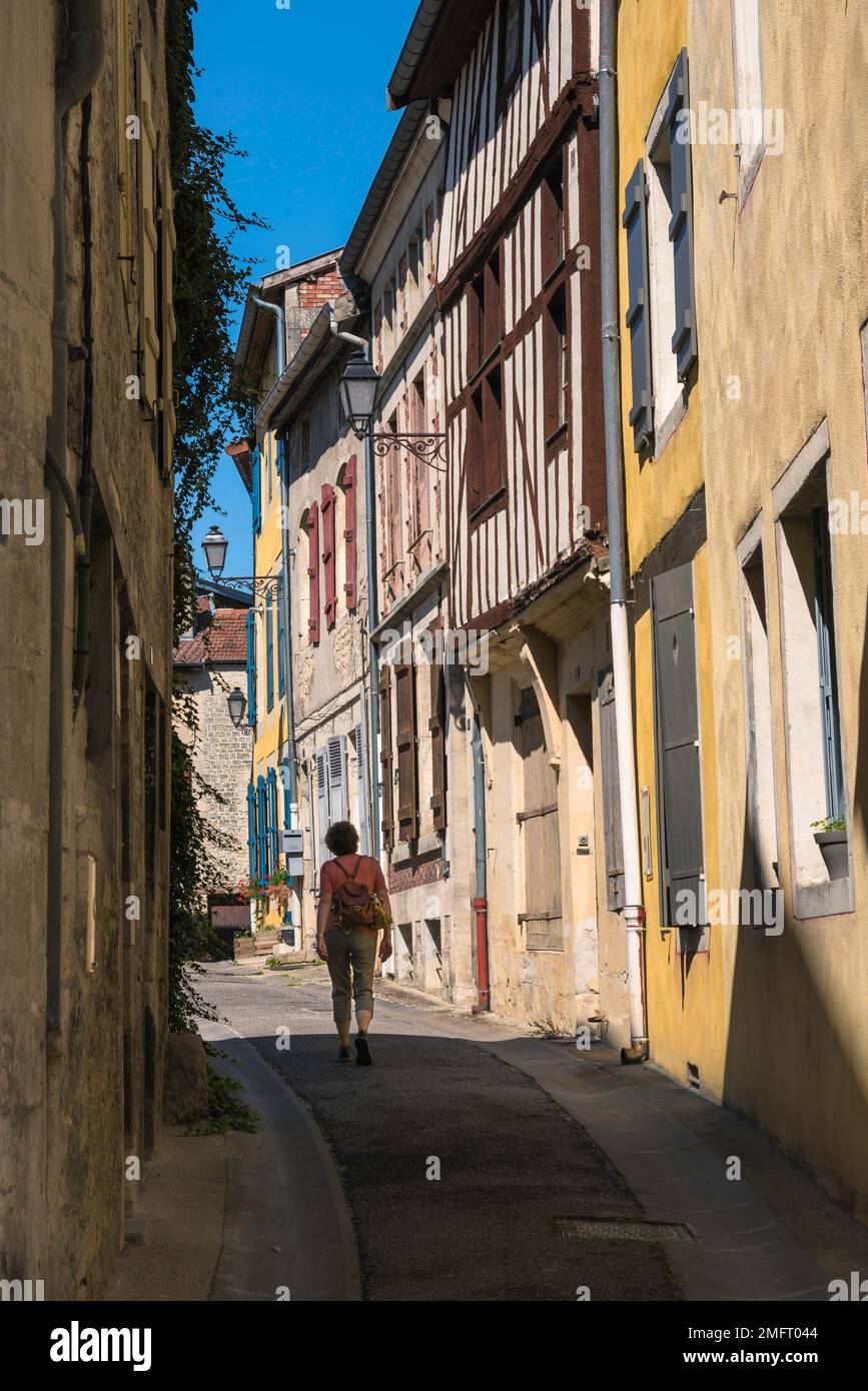 Französischer Tourismus, Rückblick auf eine Touristin mittleren Alters, die eine Straße in der malerischen Provinzstadt Joinville, Haute-Marne, Frankreich erkundet Stockfoto