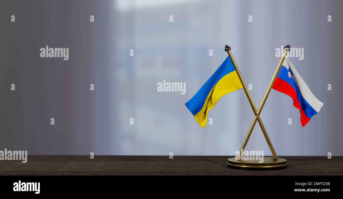 Flaggen der Ukraine und Sloweniens liegen auf dem Tisch. Verhandlungen zwischen Slowenien und der Ukraine. Auf wenig unscharfem Hintergrund. 3D Arbeit und 3D Bild Stockfoto