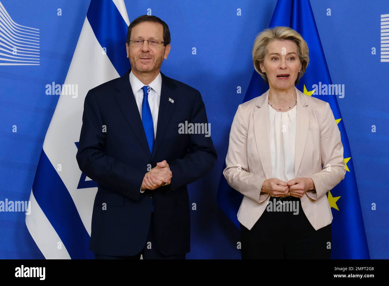 Brüssel, Belgien. 25. Januar 2023. Die Präsidentin der Europäischen Kommission Ursula von der Leyen begrüßt den israelischen Präsidenten Isaac Herzog am 25. Januar 2023 am Sitz der EU in Brüssel. Kredit: ALEXANDROS MICHAILIDIS/Alamy Live News Stockfoto