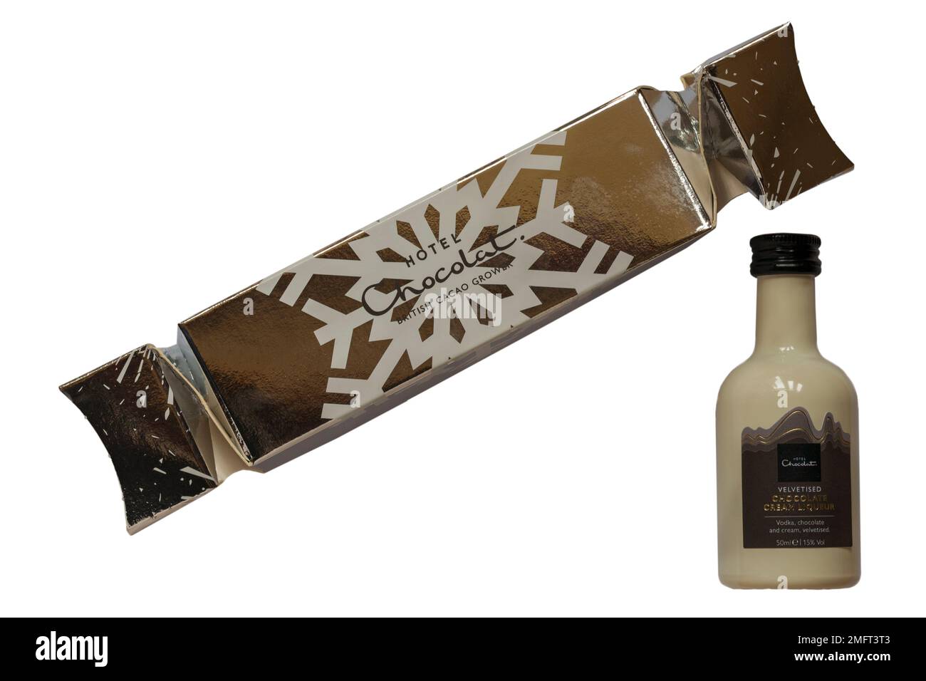 Miniaturflasche mit samtiger Schokoladencreme, Likör, Wodka, Schokolade und Sahne, aus der Chocolat Premium Cracker-Auswahl des Hotels auf Weiß Stockfoto