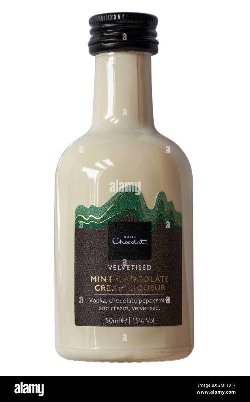 Samtiger Minze-Schokoladencreme-Likör - Wodka, Pfefferminz und Sahne, samtig aus dem Hotel Chocolat isoliert auf weißem Hintergrund Stockfoto