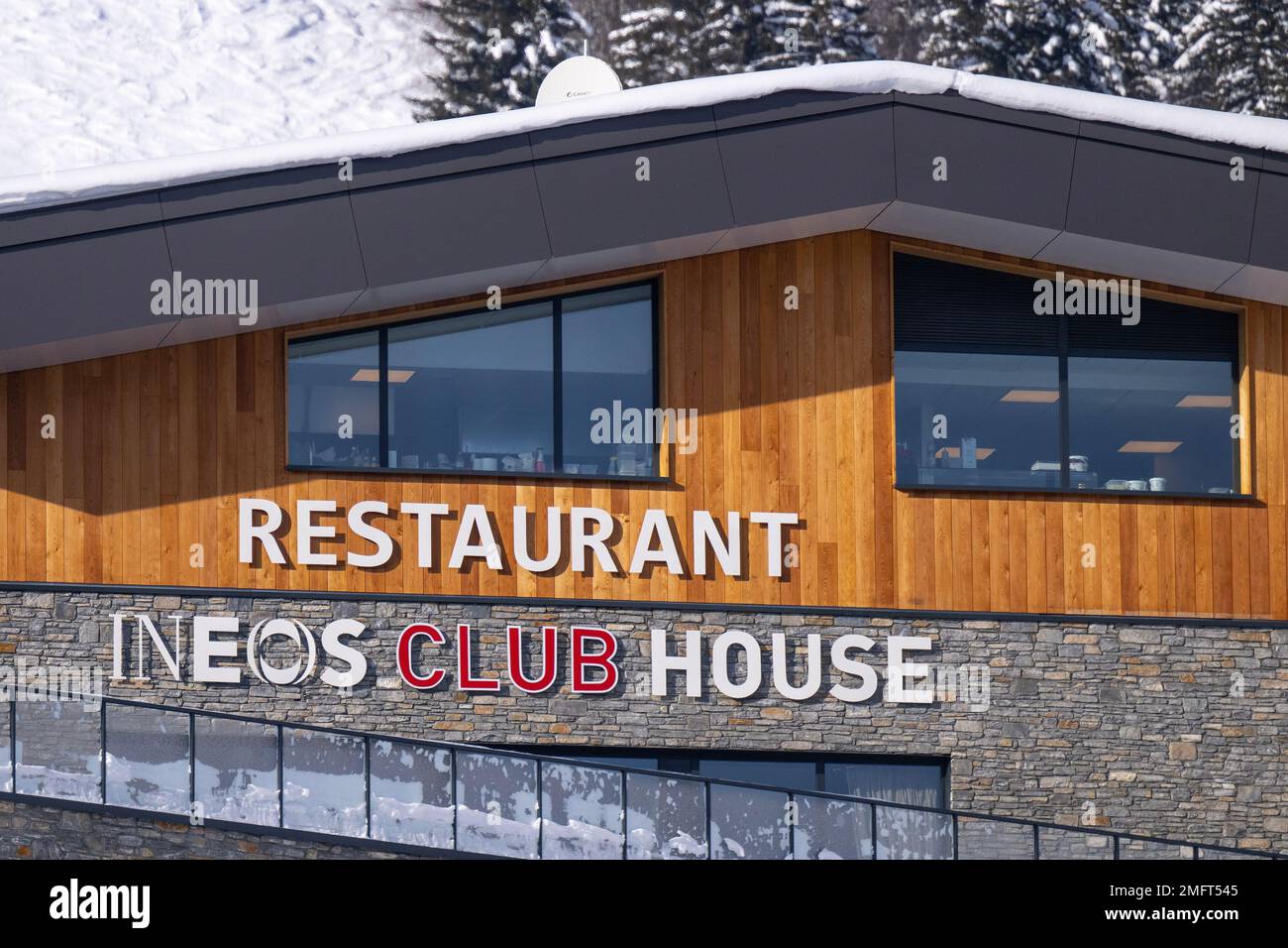 Das Ineos Club House im Skigebiet Courchevel in den französischen Alpen. INEOS. Stockfoto