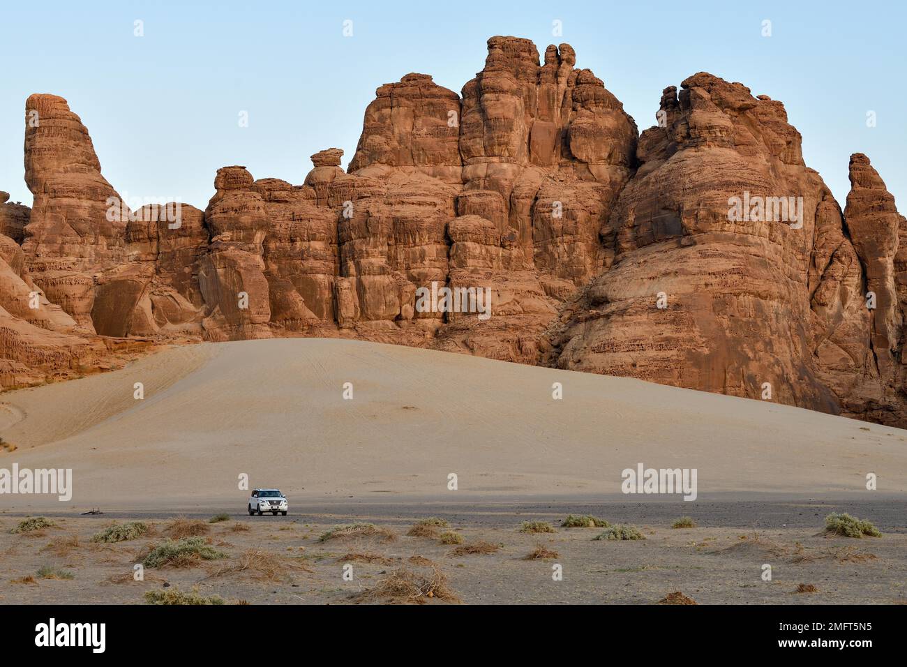 Touristen auf einer Jeep-Safari im Ashar Valley, in der Nähe von Alula, Medina Province, Saudi-Arabien, Arabische Halbinsel Stockfoto