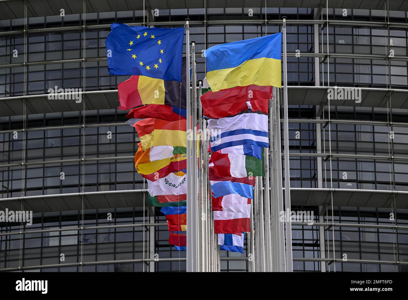 Ukrainische und EU-Flagge im Wind vor dem Europäischen Parlament, Louise-Weiss-Gebäude, Straßburg, Departement Bas-Rhin, Elsass, Frankreich Stockfoto