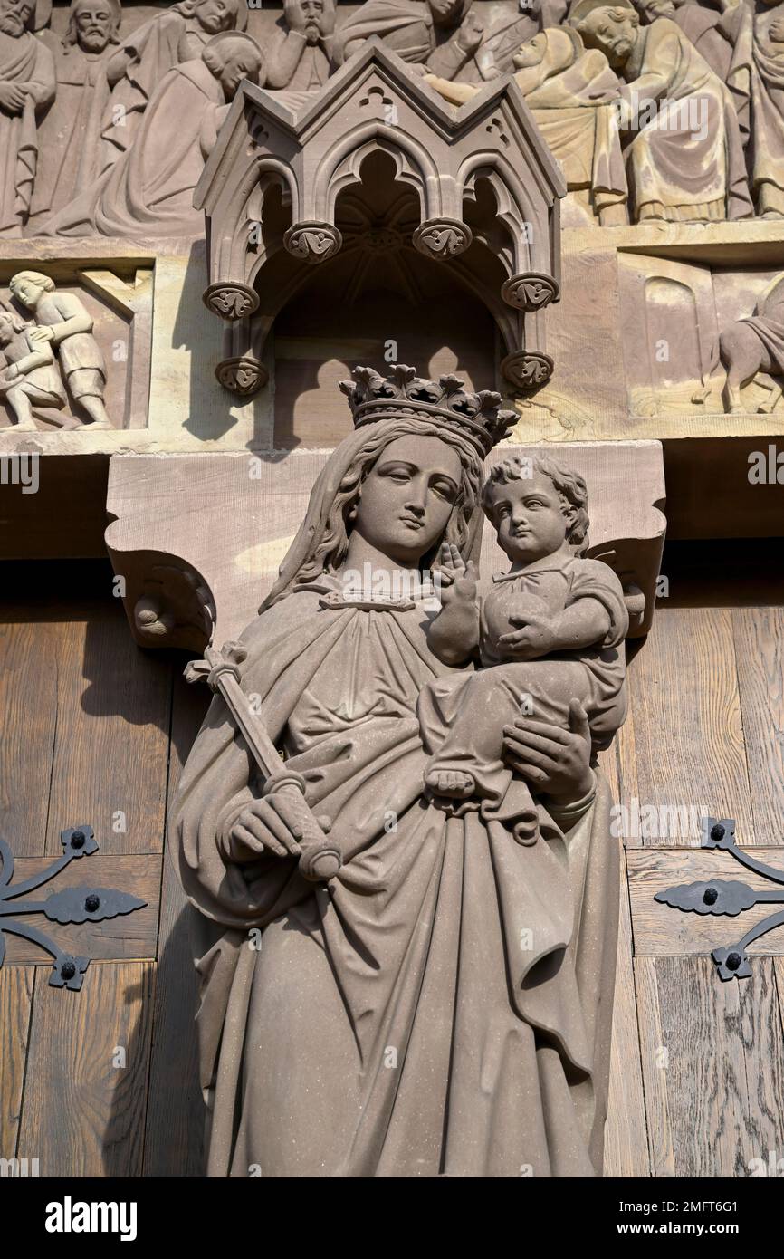 Detail der Fassade der neogotischen Kirche St. Peter und Paul, Obernai, Elsass, Departement Bas-Rhin, Frankreich Stockfoto