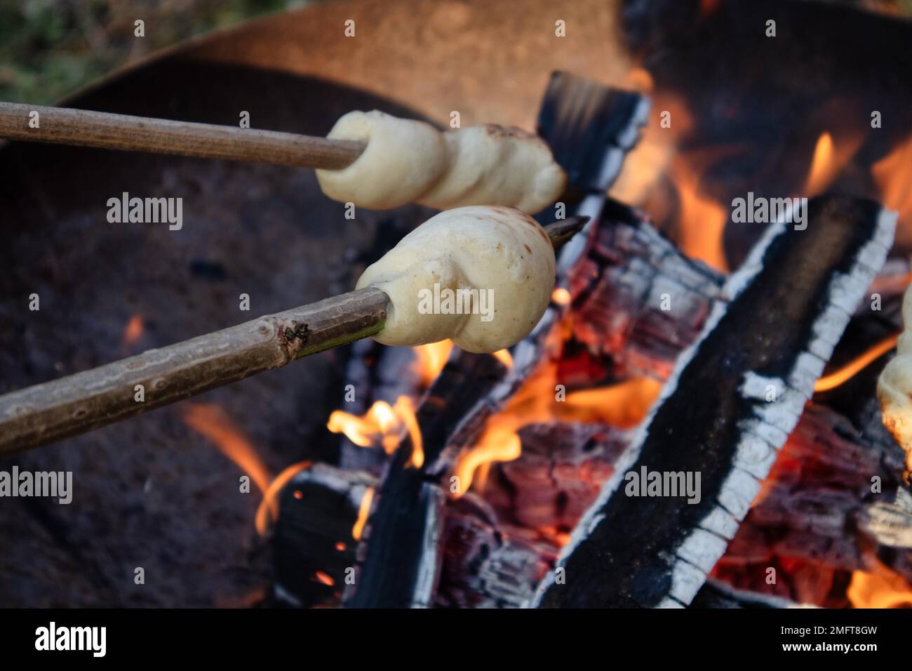 Ich mache Strichbrot am Lagerfeuer Stockfoto