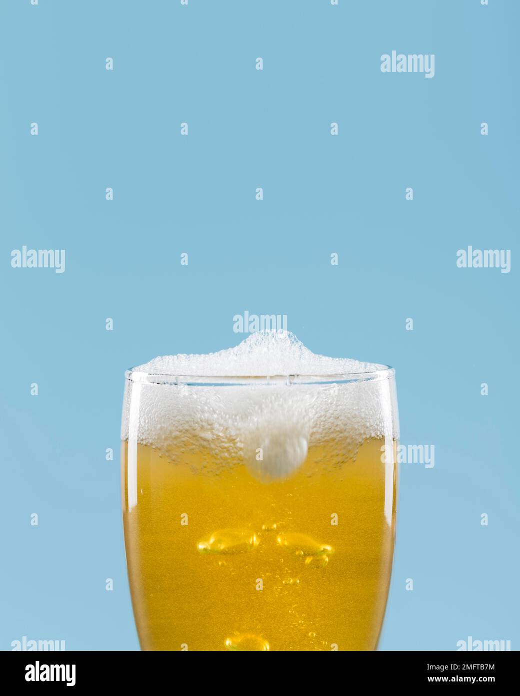 Glas mit Bierschaum Stockfoto