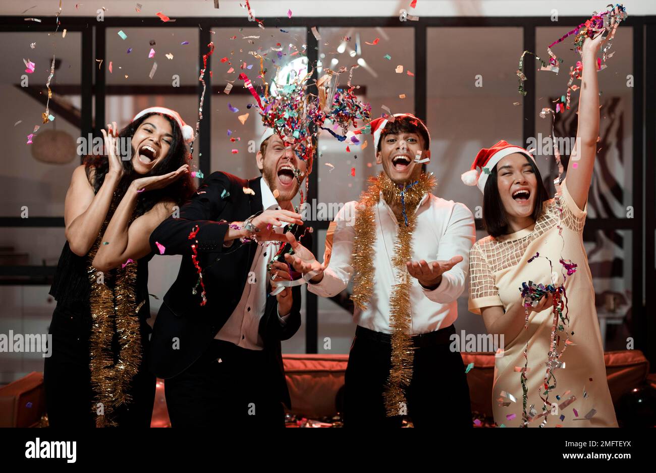 Frontsicht-Freunde feiern Silvesterparty Stockfoto