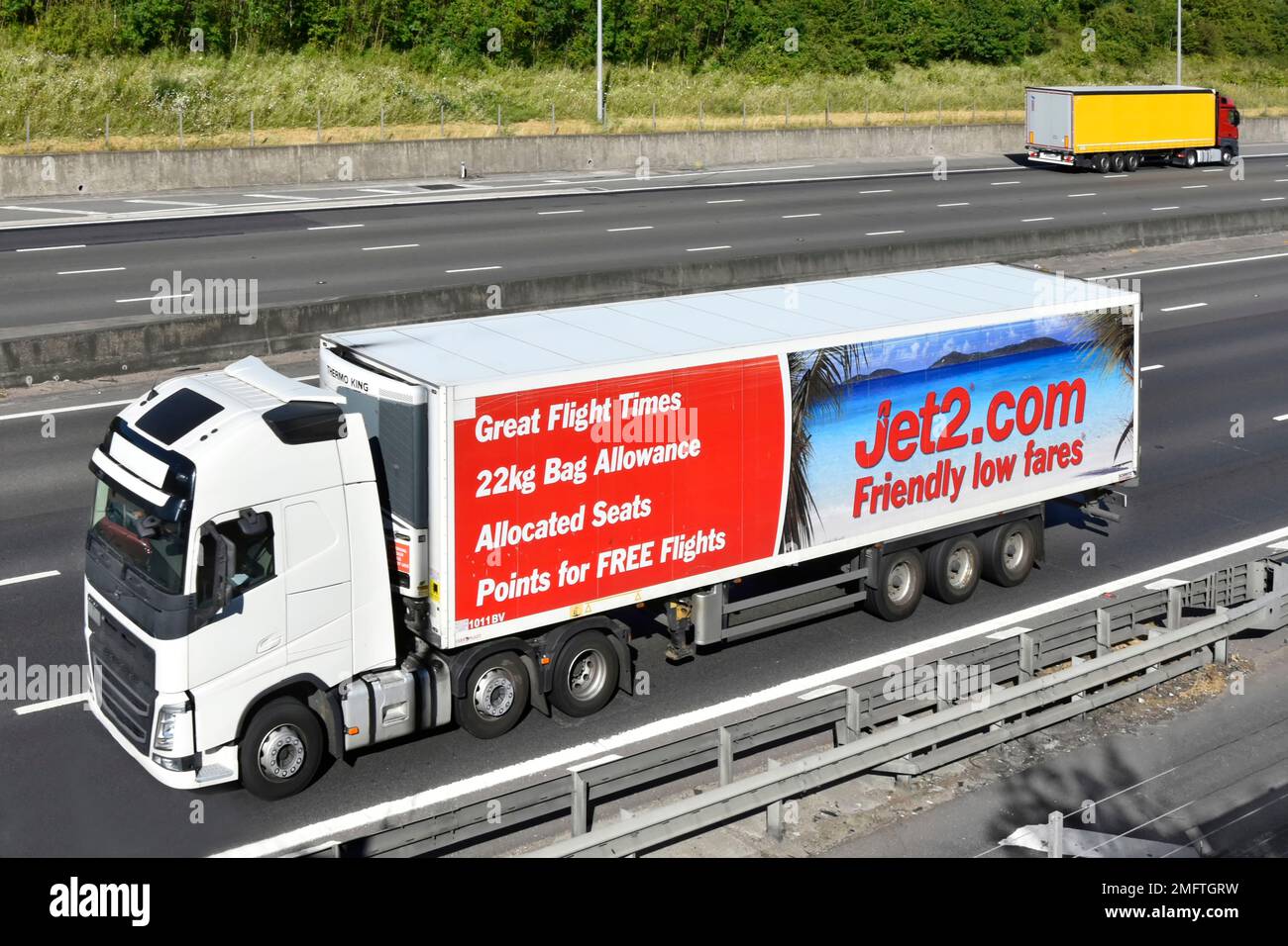 Luftaufnahme weißer, nicht gekennzeichneter lkw-Anhänger mit Knickgelenkanhänger mit Jet2.com-Werbung für die britische Billigfluggesellschaft England UK Stockfoto