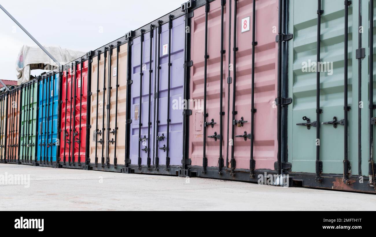 Logistikzentrum mit farbenfrohem Aufbewahrungsbehälter Stockfoto