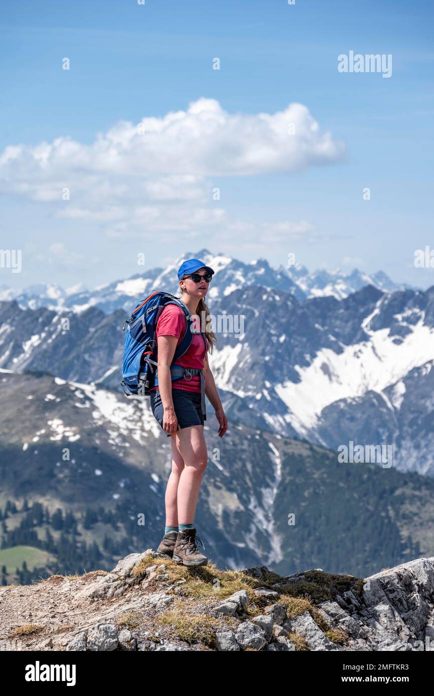 Wanderer auf dem Wanderweg nach Thaneller, Lechtal Alpen, Tirol, Österreich Stockfoto