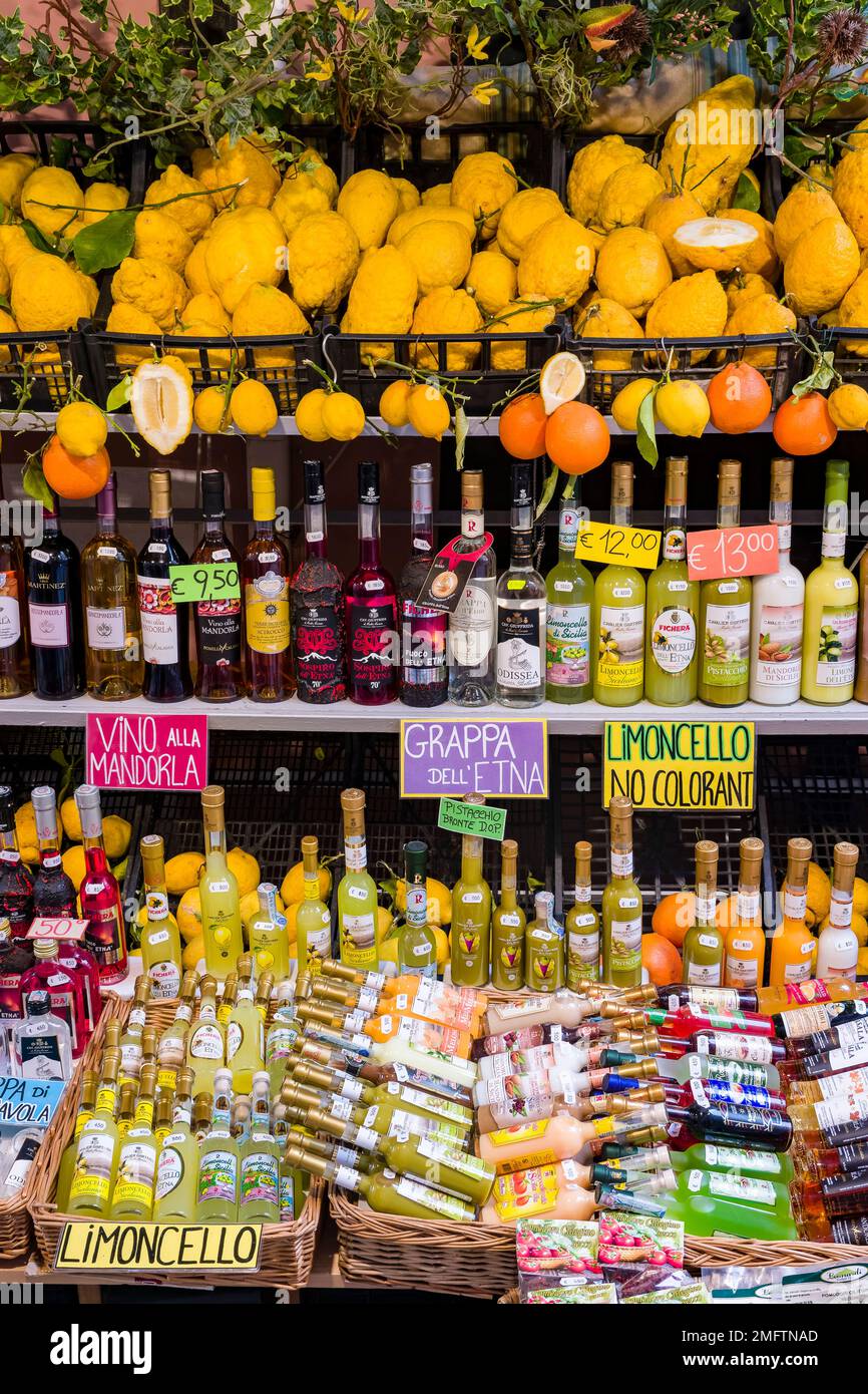 Verschiedene Süßigkeiten, Likör und gelbe Zitronen werden im alten Teil des Touristenziels Taormina zum Verkauf angeboten. Stockfoto