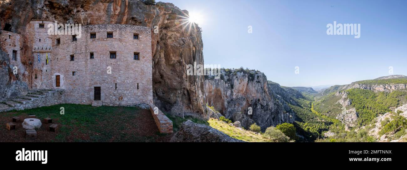 Altes byzantinisches Kloster des Eies auf einem Felsen, Iera Moni Agiou Dimitriou Augou, Peloponnes, Griechenland Stockfoto