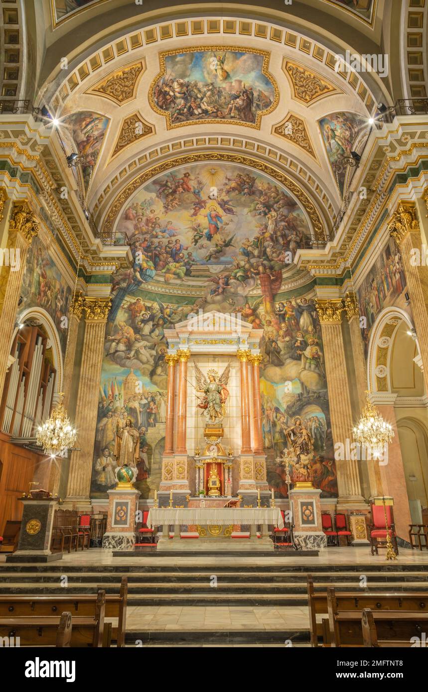 VALENCIA, SPANIEN - 17. FEBRUAR 2022: Die Presbyterie der Kirche Iglesia del Santo Angel Custodio mit den Fresken von Raffael Cardells aus dem Jahr 20. Cent. Stockfoto