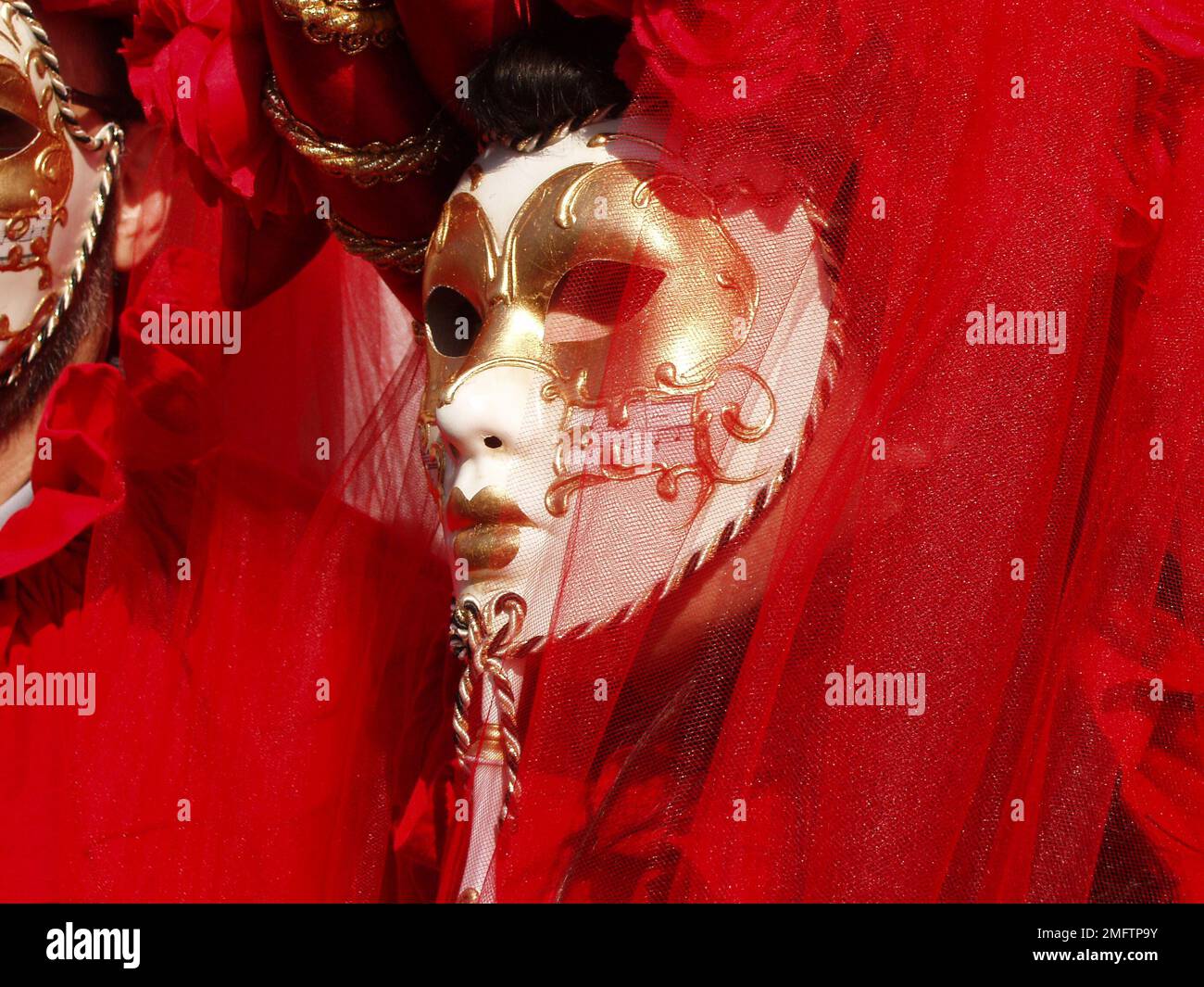 Venedig Nahaufnahme einer roten und goldenen Maske, Venedig, Italien - Wildnis 10. 2008 Stockfoto
