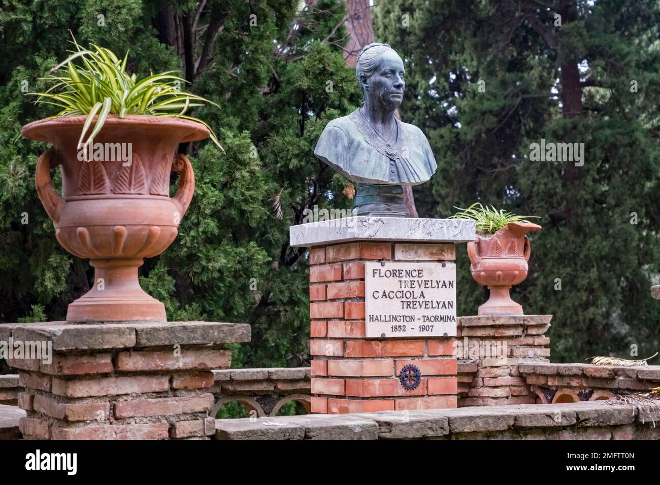 Messingstatue von Florenz Trevelyan, Gründer des Parco Florenz Trevelyan, eine der wichtigsten Sehenswürdigkeiten des Touristenziels Taormina. Stockfoto