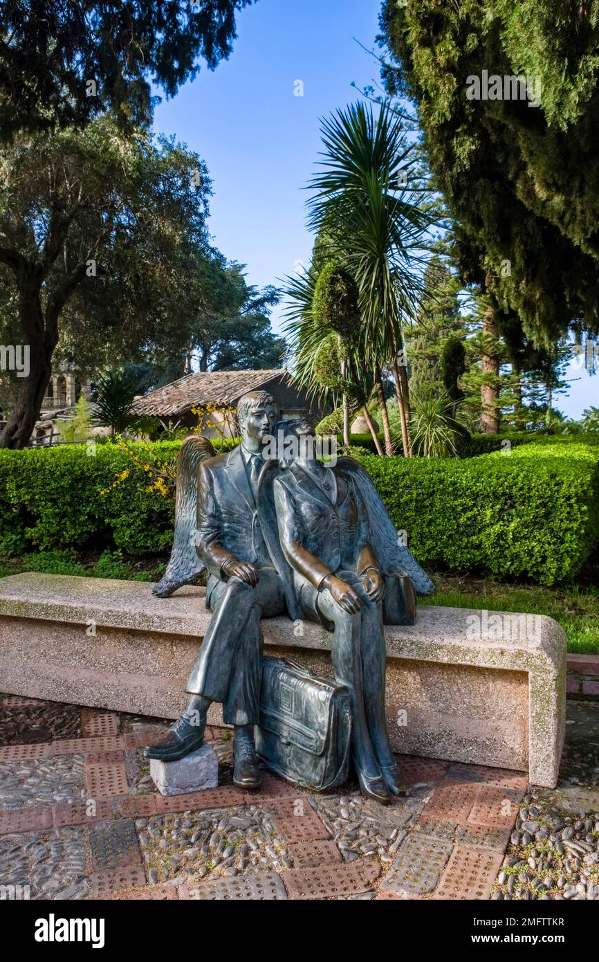 Messingstatue von zwei Personen, die auf einer Bank im Parco Florence Trevelyan sitzen, eine der wichtigsten Sehenswürdigkeiten des Touristenziels Taormina. Stockfoto