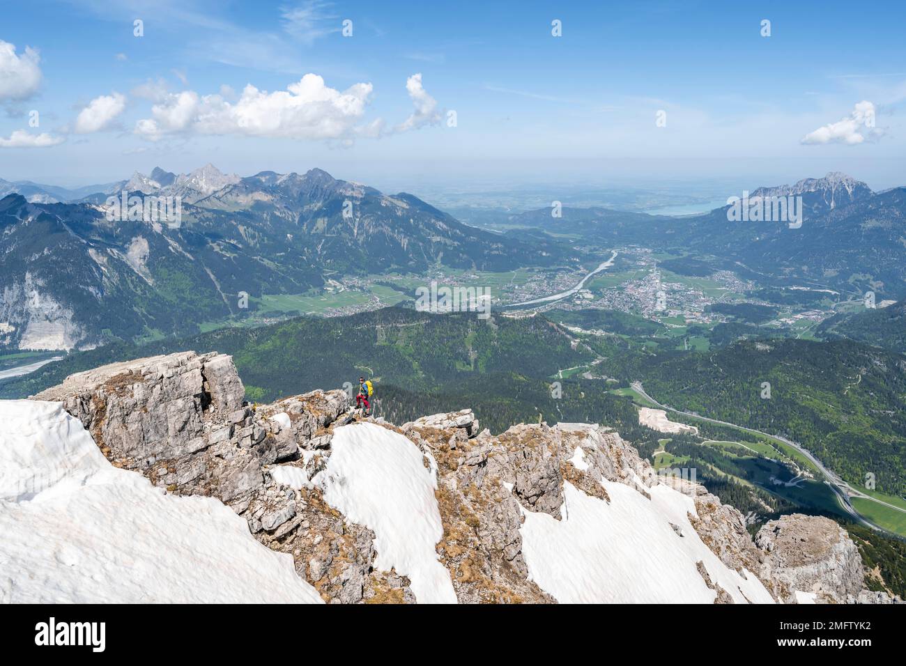 Wanderer, Blick von Thaneller, östliche Lechtaler Alpen, Tirol, Österreich Stockfoto