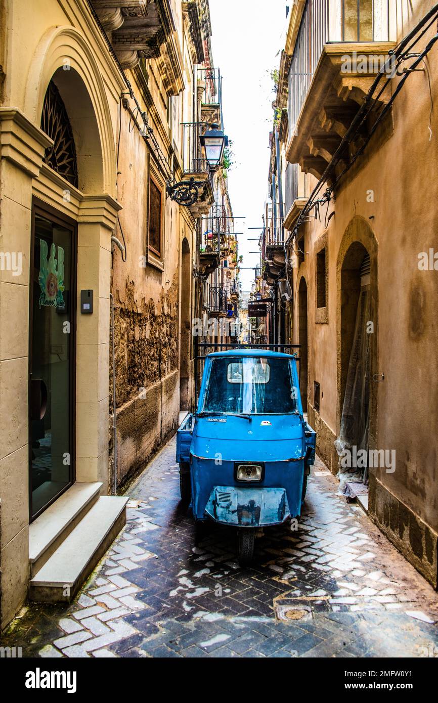 Piaggio dreirädriger Motorroller Ape, Altstadt auf der Insel Ortigia, Syrakus, Sizilien, Syrakus, Sizilien, Italien Stockfoto