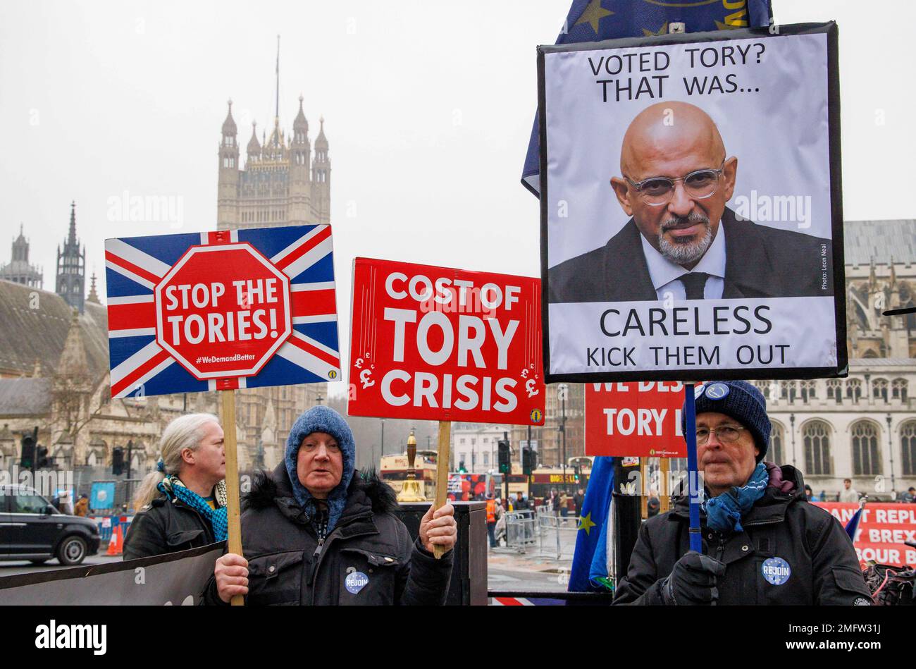 London, Großbritannien. 25. Januar 2023. Die Menschen protestieren gegen die Regierung Tory und insbesondere gegen Nadhim Zahawi, den Vorsitzenden der Konservativen Partei. Er hat gerade fast £5 Millionen Dollar an Steuerrückzahlung bezahlt. Er ist Vorsitzender der Konservativen Partei, und seine Steuerangelegenheiten werden geprüft. Rishi Sunak wird unter Druck gesetzt, ihn zu entlassen. Kredit: Mark Thomas/Alamy Live News Stockfoto