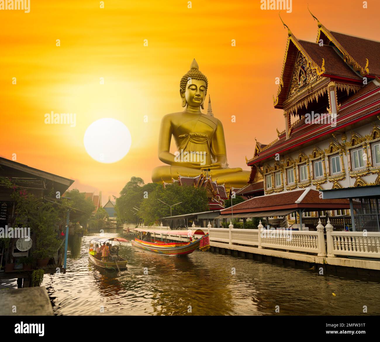 Big Buddha (Wat Paknam) bei Sonnenuntergang. Bootstour auf dem Chao Phraya-Kanal. Touristen, die mit traditionellen Booten reisen. Thailands wichtigstes Reiseziel Stockfoto