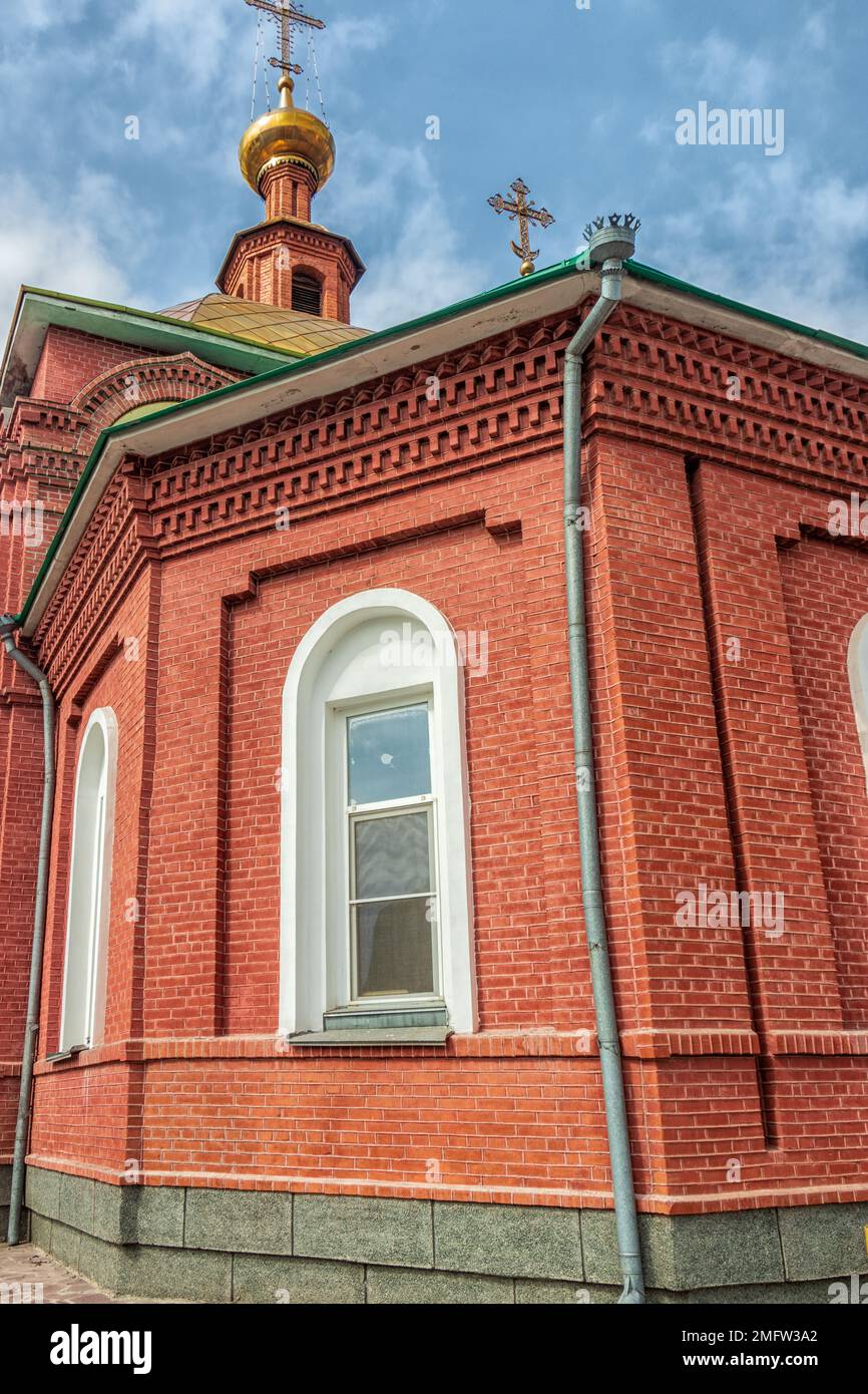 Teil der Mauer mit einem Fenster der Kirche der Fürsprache der Heiligen Jungfrau Maria. Das Foto wurde in Kopeysk, Tscheljabinsk, Russi, aufgenommen Stockfoto