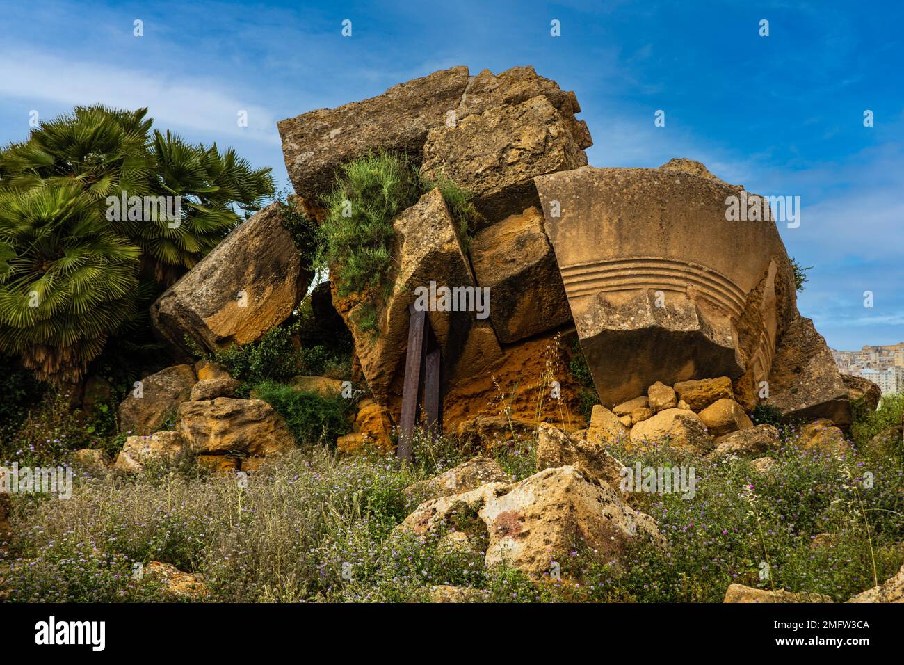 Feld der Trummits des Olympieions, Tempel des Olympischen Zeus, 480 v. Chr Chrisuts, Tal der Tempel, Agrigento, Sizilien, Agrigento, Sizilien, Italien Stockfoto