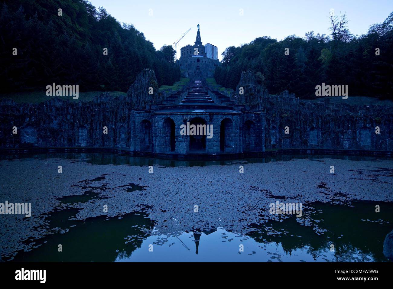 Energiesparend 2022 und 2023, unbeleuchtetes Hercules-Gebäude mit Neptun-Pool am Abend, Bergpark Wilhelmshöhe, Kassel, Hessen, Deutschland Stockfoto