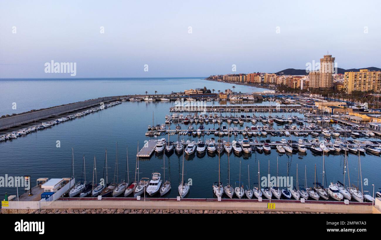 Luftaufnahme von Fuengirola Marina, Booten, Stadt und ruhigem Mittelmeer. Morgengrauen. Fuengirola, Costa del Sol, Provinz Malaga, Andalusien, Spanien. Stockfoto