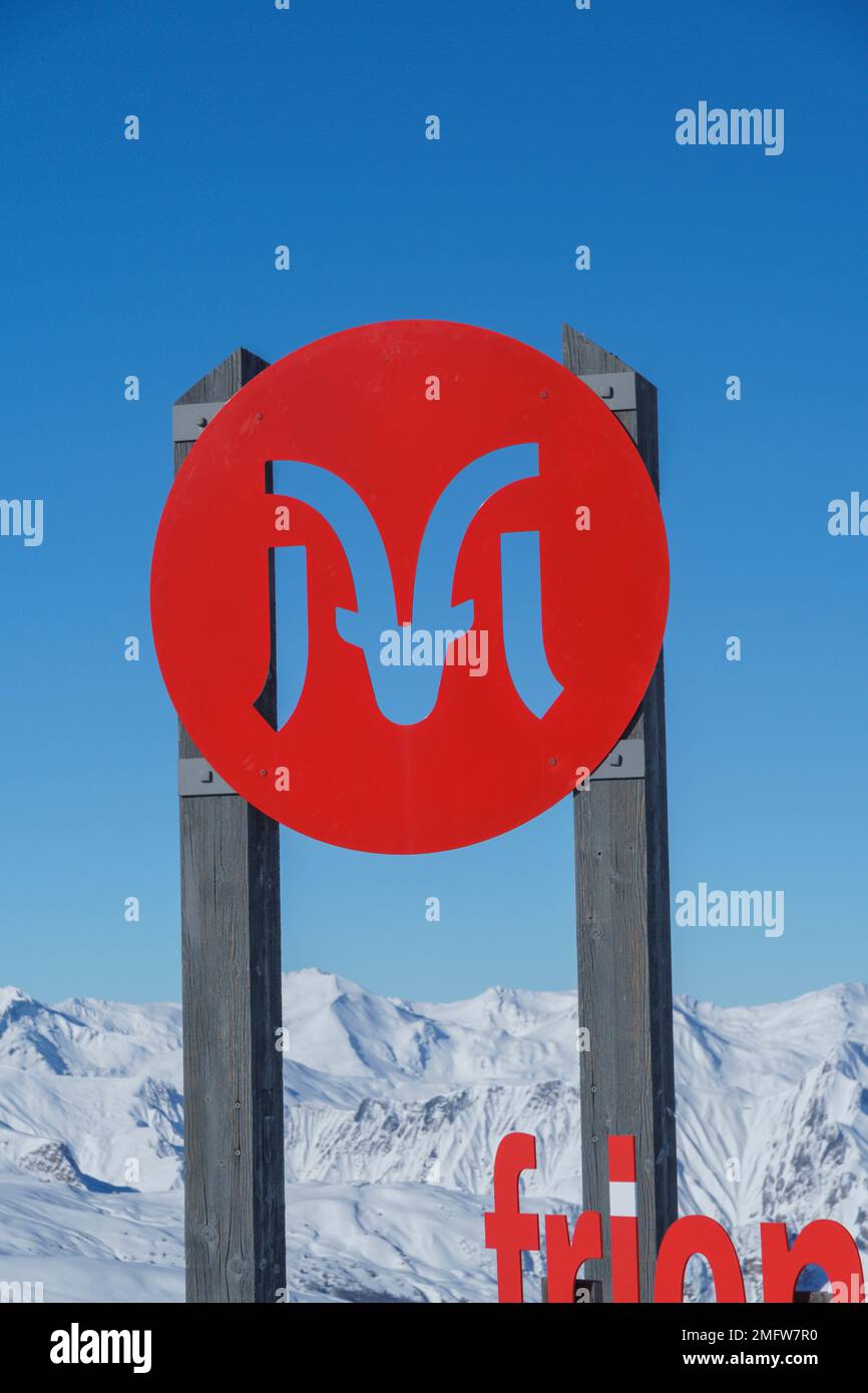 Menuires Logo und Ibex Maskottchen für Friendly Menuires - Französische alpen Stockfoto